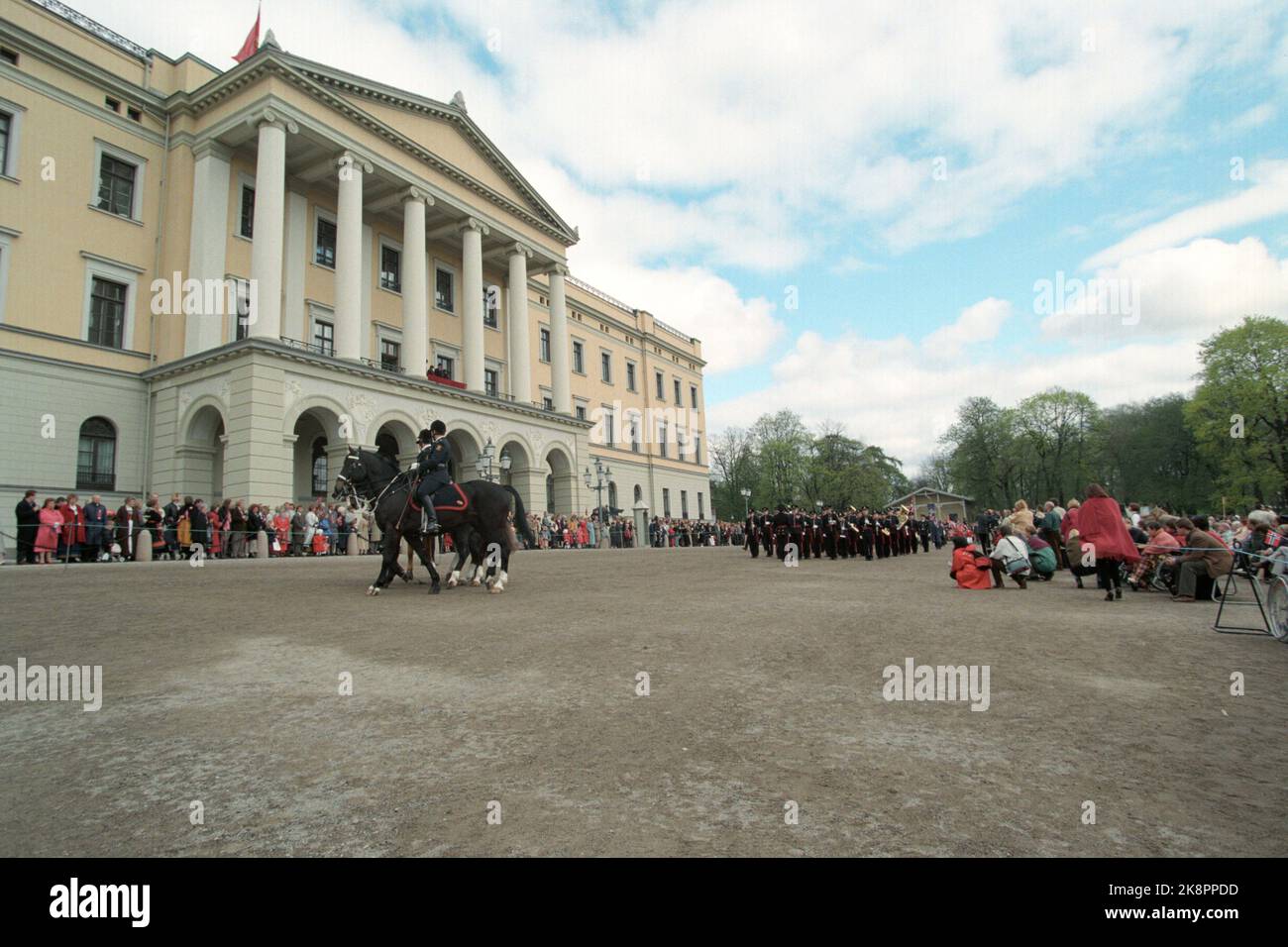 Oslo. Die königliche Familie feiert den 17. Mai. Hier von Slottsplassen aus ist der Kinderzug unterwegs. Polizeipferde und Garde-Musiker passieren den Balkon des Schlosses. Foto; Jon EEG/NTB Stockfoto