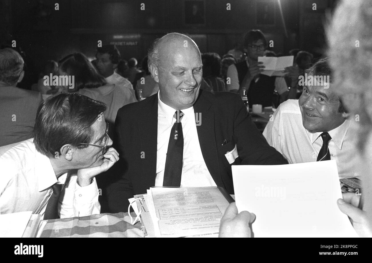 Oslo 19840826. Rechtsgerichtete nationale Sitzung. Die Minister (f.) Leif Arne Helø, Rolf Presthus und anders C. Sjaastad beraten sich während der nationalen Sitzung von Høyre. Foto: Henrik Laurvik NTB / NTB Stockfoto