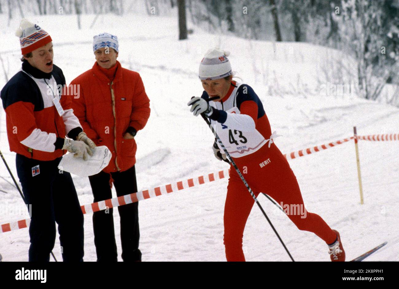 Oslo 19820226. Ski World Cup 1982 Oslo. 20 km, Frauen, in Holmenkollen. Goldgewinnerin Berit Aunli im Einsatz von 20 km. Sie wird von Pål Gunnar Mikkelsplats abgeordnet. NTB Stockfoto: Erik Thorberg / NTB Stockfoto