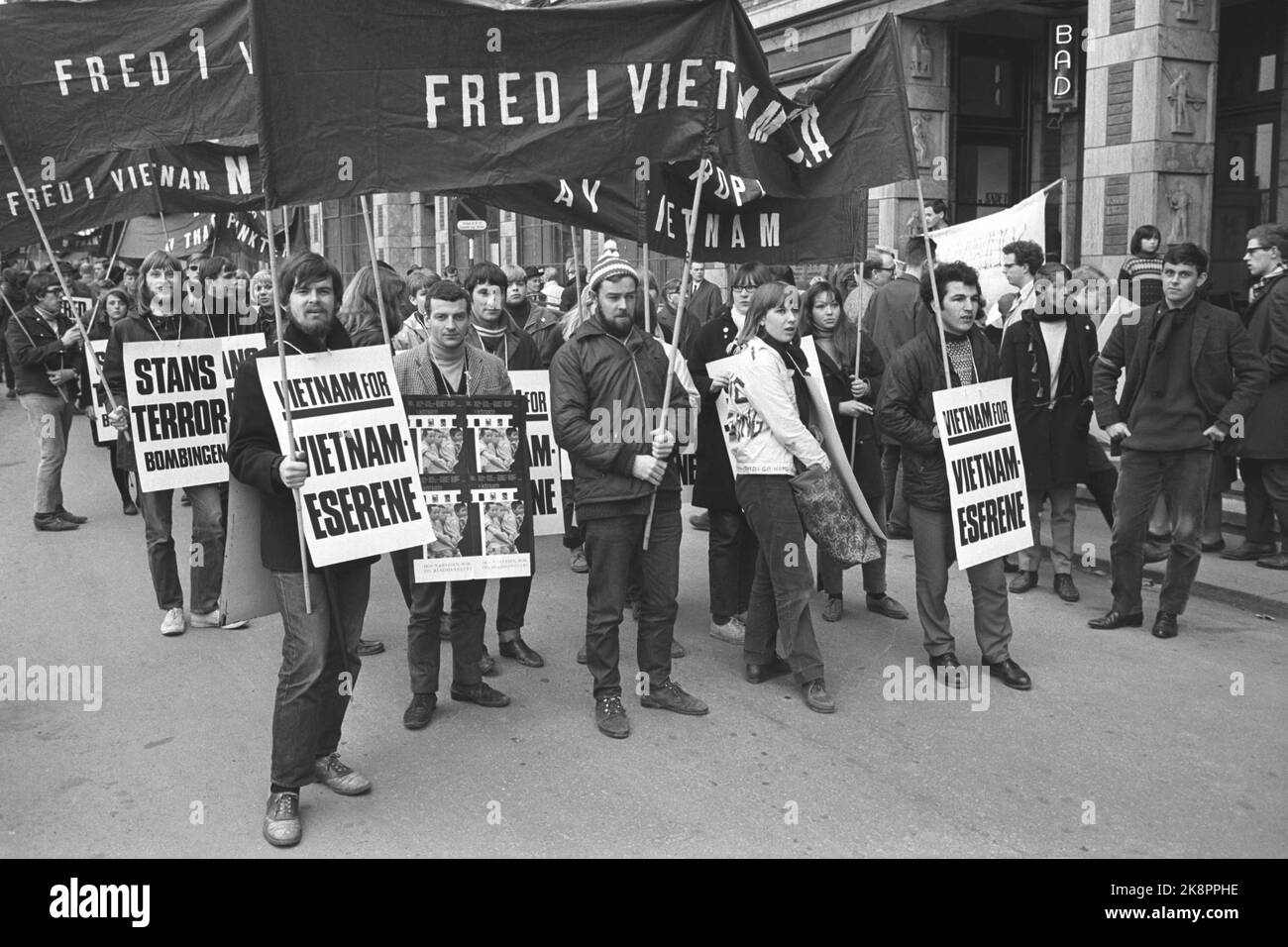 Oslo 15. April 1967.Friedensmonstration in Vietnam. 2-3.000 Menschen nahmen an der Demonstration Teil. Hier sind einige der Demonstranten in Vestkantbad, bevor sie in Richtung US-Botschaft und zum University Square gehen. Die Gegner der Demonstration standen entlang der Route und schrien unbewusste Worte und warfen Kartoffeln und Orangen auf die Demonstranten. Foto: Aage Storløkken / Aktuell / NTB Stockfoto