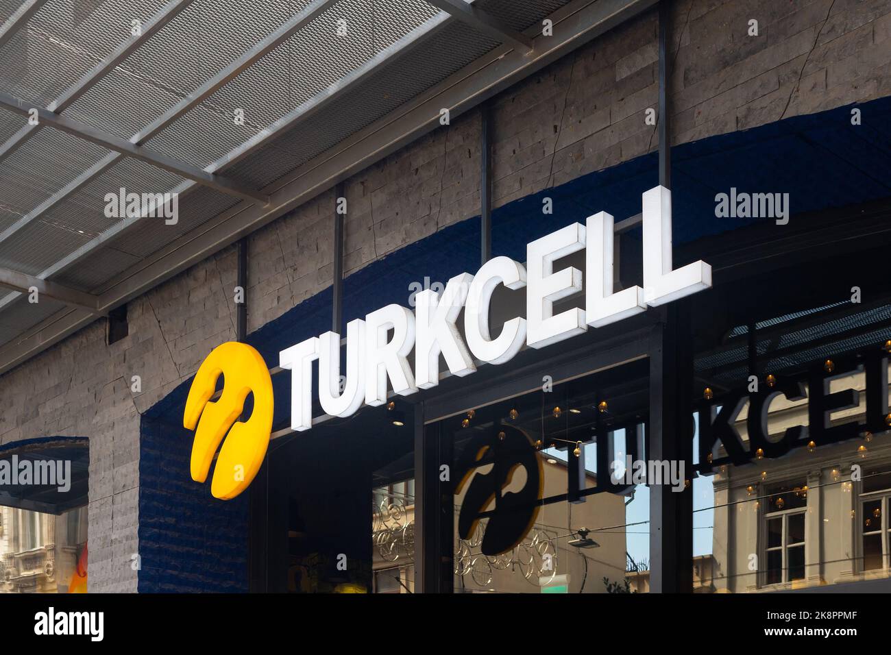 Nahaufnahme der Beschilderung der türkischen Telekommunikationsmarke auf der Istiklal Avenue in Istanbul. Stockfoto