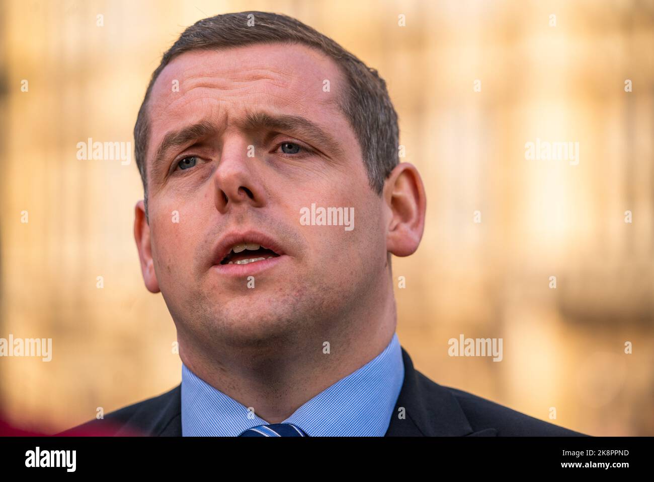 London, Großbritannien. 24 Oktober 2022 . Douglas Ross , Vorsitzender der Schottischen Konservativen Partei und Abgeordneter für Moray, wird am Tag, an dem Rishi Sunak die Nominierung für den Führer der Konservativen Partei gewann, auf dem College Green interviewt und wird neuer Premierminister, nachdem Liz Truss zurückgetreten ist. Kredit: amer ghazzal/Alamy Live Nachrichten Stockfoto