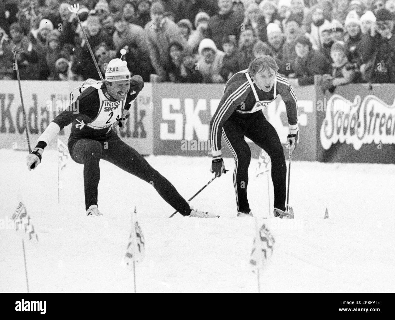 Oslo 19820225 World Cup, 4 x 10 Kilometer Staffel für Männer. (Letzte Stufe, - die Staffelstufe, als Oddvar Brå den Stock brach.) Oddvar Brå (TV) und Alexander Savjalov (UdSSR) gehen gleichermaßen über Ziele. Lange Studien des Zielfotos endeten mit doppeltem Gold, für den Sowjet und Norwegen. Foto: NTB / NTB Bild 1 von 4 Stockfoto