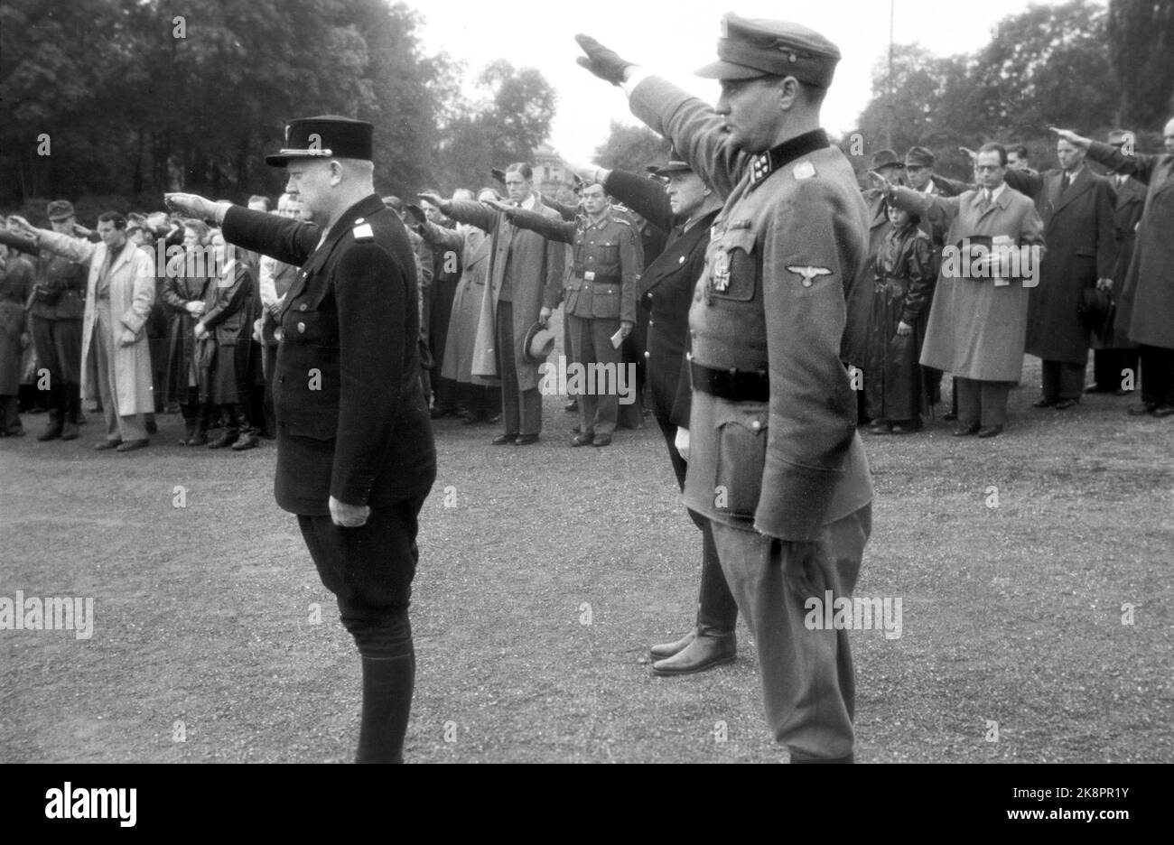 Oslo Oktober 1942. Die norwegische Legion mit Parade beim Palastpräsidenten Vidkun Quisling (in schwarz). Nazi-Begrüßung. Foto: NTB *** das Foto wurde nicht verarbeitet ***** Stockfoto