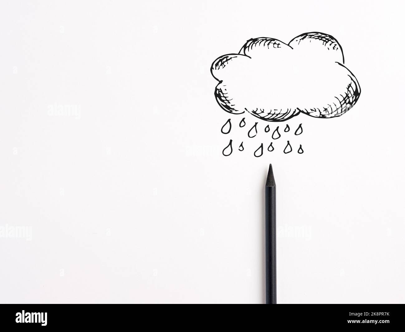Konzept für Klimawandel, Wetter und Meteorologie. Regenwolke mit Regentropfen, gezeichnet von einem schwarzen Bleistift auf weißem Hintergrund. Stockfoto
