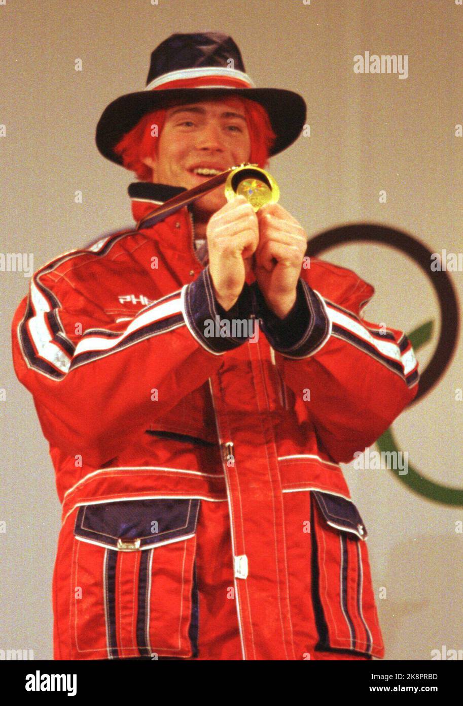 Olympic Nagano 199802: Alpin, Männer. Preisvergabe Slalom. Sehen Sie, was ich dann habe .... Hans Petter Buraas zeigt die Goldmedaille während der Medaillenzeremonie .. Scan-Foto: Gunnar Lier Stockfoto