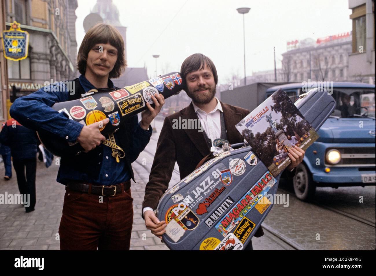 Zusammen lillebjorn nilsen mit dem teller in seiner hand foto Fotos