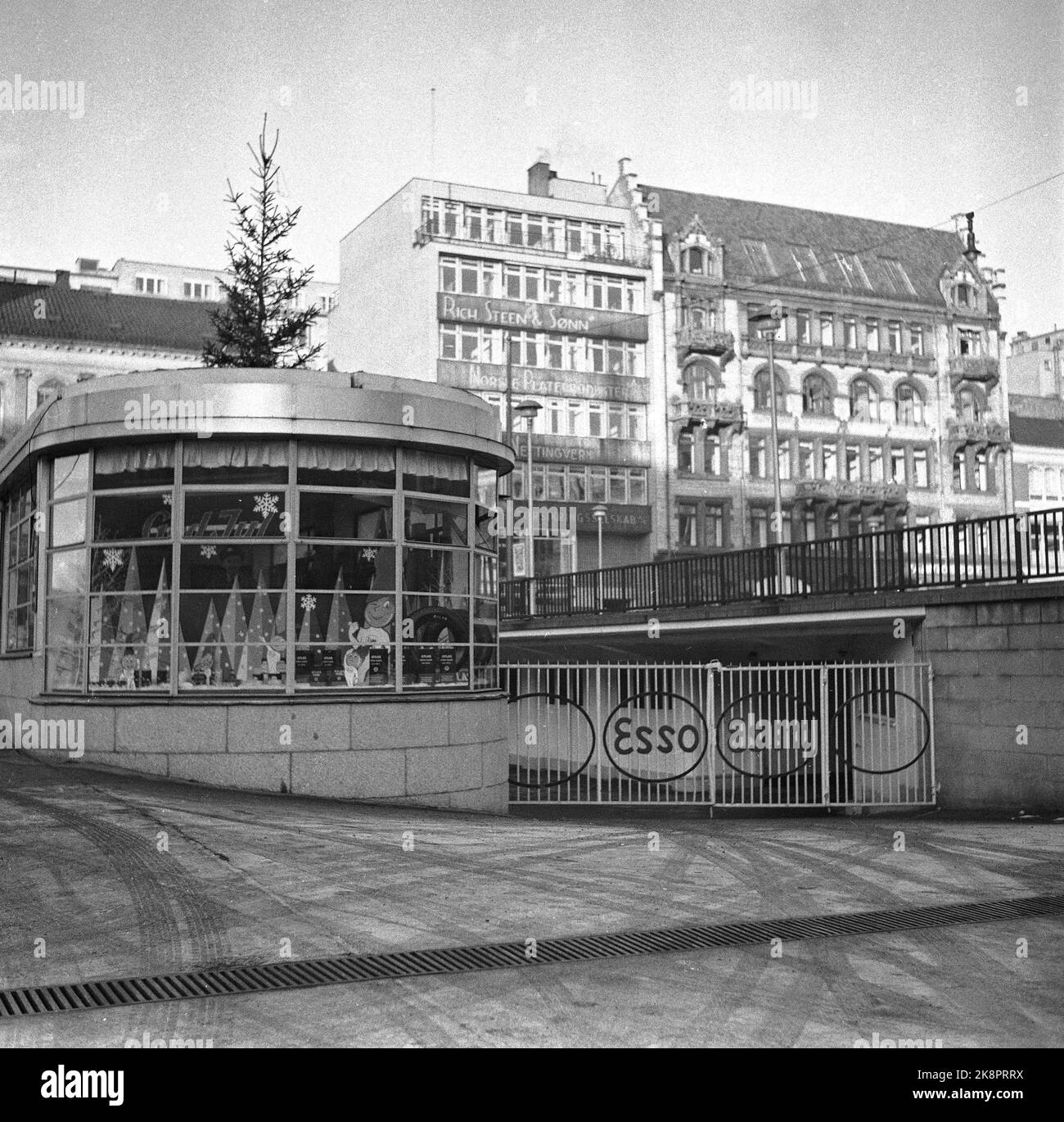 Oslo 19551206 der Streik der Transportarbeiten ist gelähmt die Aktivität auf der Pier. Esso hat die Weihnachtsdekorationen aufgehängt, aber ansonsten gibt es nicht viel Aktivität im Gebäude auf der Rückseite des Hafenlagers in Langkaia. Foto: NTB Stockfoto