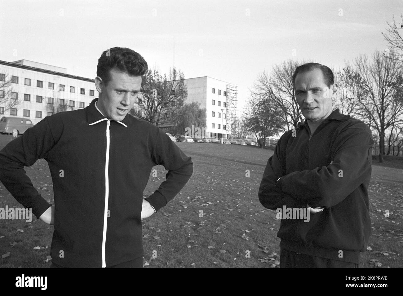 Oslo im Herbst 1965: In diesem Herbst startete NRK die Trimmkampagne 'Bøy and Cloth' - angeführt von Knut Bjørnsen - langjähriger Schlittschuhlaufen- und Leichtathletik-Kommentator und Sportberater Sten Johnson, der auch als Vater der Eislaufrevolution bekannt ist. Das erste Programm ging am 29. Oktober 1965 auf Sendung. In den Fernsehprogrammen zeigten sie verschiedene Übungsübungen, die für die ganze Familie geeignet waren, und sie hatten Familien im Studio, um die Übungen vorzuführen. Hier sind Bjørnsen (TV) und Johnson während einer Trainingseinheit außerhalb des NRK in Marienlyst. Foto: Sverre A. Børretzen / Aktuell / NTB Stockfoto