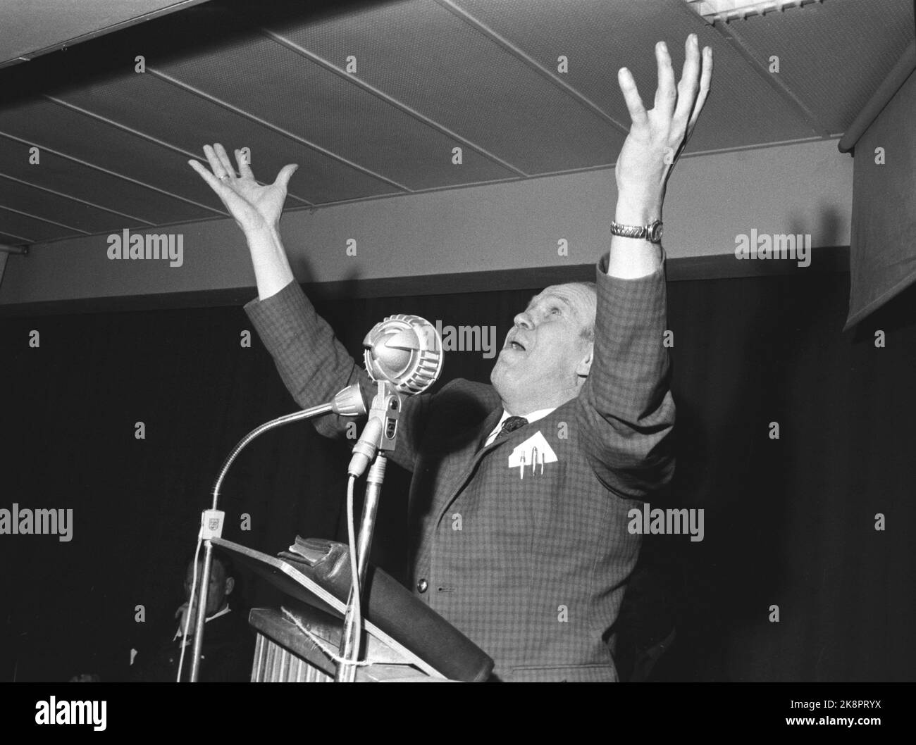 Drammen 19620331. Bruder Aage Samuelsen von Maran ATA und Autor Arnulf Øverland aus der Höhle, der seinen Unglauben verteidigen und die drei Artikel von Ungläubigen diskutieren wird 1. Kein Gott hat die Welt erschaffen, 2. Kein Gott ist um meinetwillen tot, 3. Es gibt kein Leben nach dem Tod. 1000 Personen saßen im Raum, genauso viele waren draußen. Das Diskussionstreffen wurde zu einem Gebetstreffen, wenn Samuelsen spricht. Hier ein begeisterter samuelsen auf der Kanzel mit der Bibel, die ihr privates Gebetstreffen hielt Mikrofone, zeigend. Foto: Ivar Aaserud Current / NTB Stockfoto