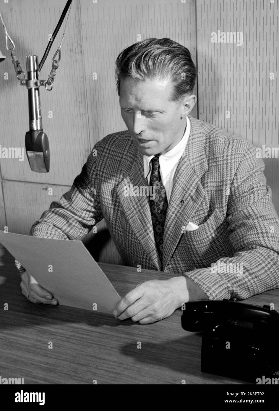 Oslo März 1949 bekannte Stimmen in NRK Radio. Hier Gunnar Nygaard in Aktion am Mikrofon. Nygaard war unter anderem der Leiter des Kurzwellendienstes. Im Ausland, von Beginn der Kurzwellenausstrahlungen an. Foto: Current / NTB Stockfoto