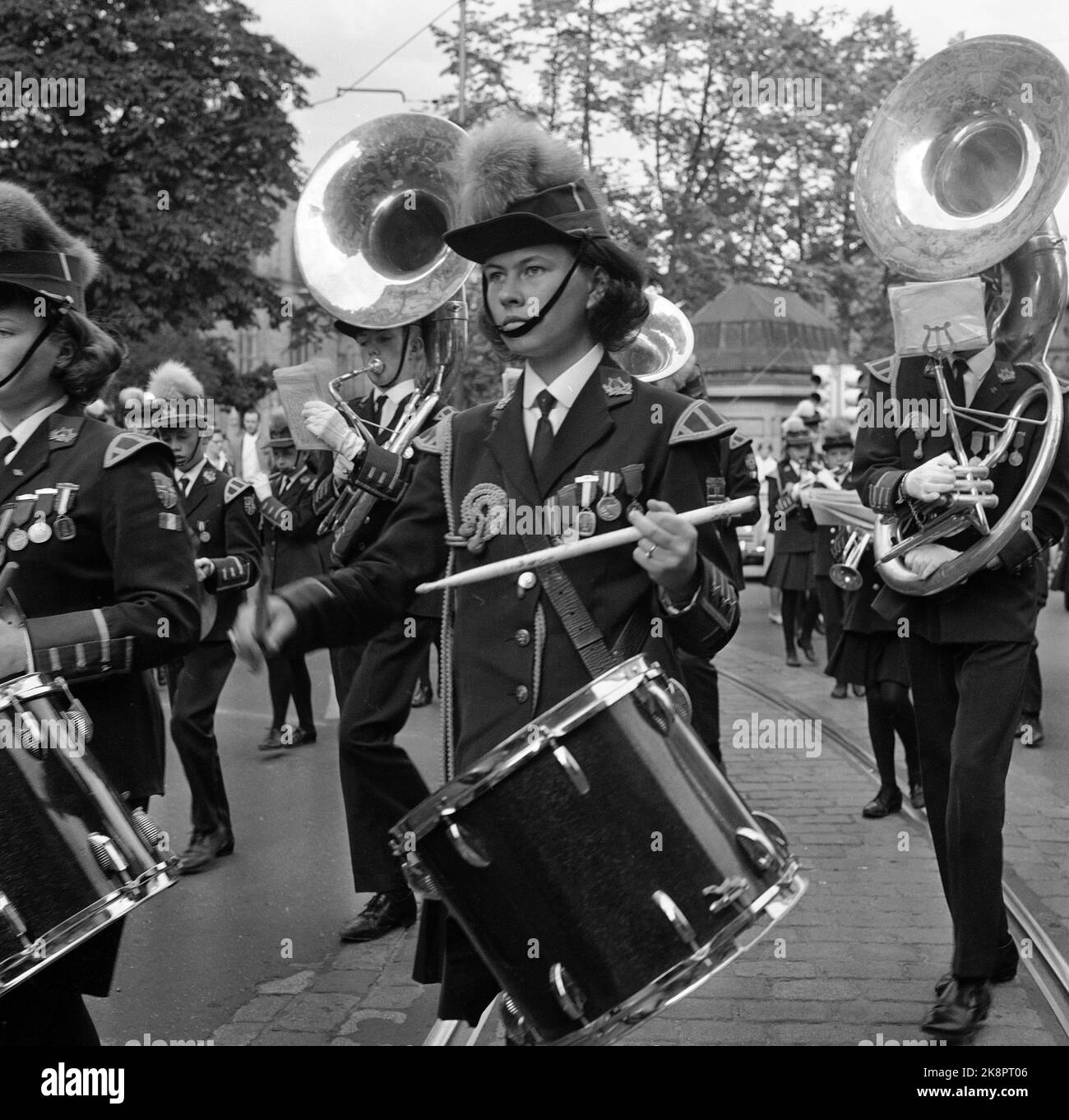 Oslo 19650701 Bispehaugen School Music Corps aus Trondheim auf Tournee in Oslo, Bispehaugen war eines der Korps in Norwegen, das Shows, Drill, Gesang und Tanz bei ihren Konzerten verwendete, und das Korps erhielt viel Aufmerksamkeit, als es Norwegen im Ausland repräsentierte. Auf der Weltausstellung in Japan. Hier trommelt das Korps unter der Parade in Oslo. Foto: Laurvik / NTB / NTB Stockfoto