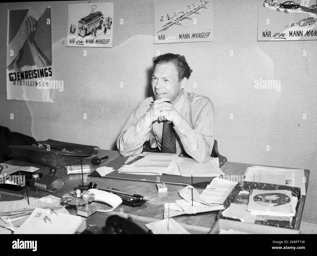 Oslo 19470608. Die Büros des Ministerium für Versorgung und Restaurierung in Kirkegaten 14-18. Hier ist ein Mitarbeiter (fehlender Name) am Schreibtisch. Poster an der Wand. Foto: NTB / NTB Stockfoto