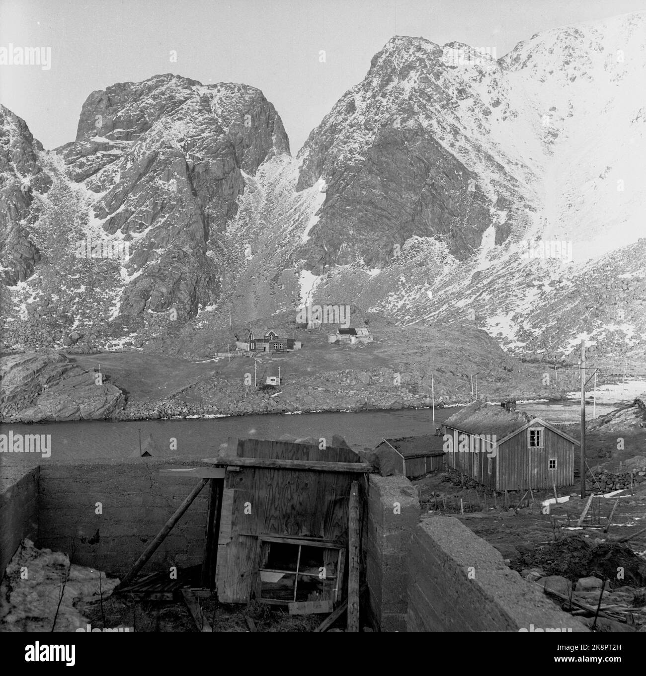 Lofoten, Winter 1951. Mehrere Fischerdörfer in Lofoten werden geräumt, weil sie ohne Strom, Straßen-, Kais- und Telefonanschluss nicht betrieben werden können. An einigen Orten haben die Gemeinden beantragt, Geld vom Staat zu bewegen, um die Häuser und die gesamte Bevölkerung zu bewegen. Hier aus dem Fischerdorf Helle, wo nach umgesiedelten Häusern Grundmauern hinterlassen werden. Foto: Sverre A. Børretzen / Aktuell / NTB Stockfoto