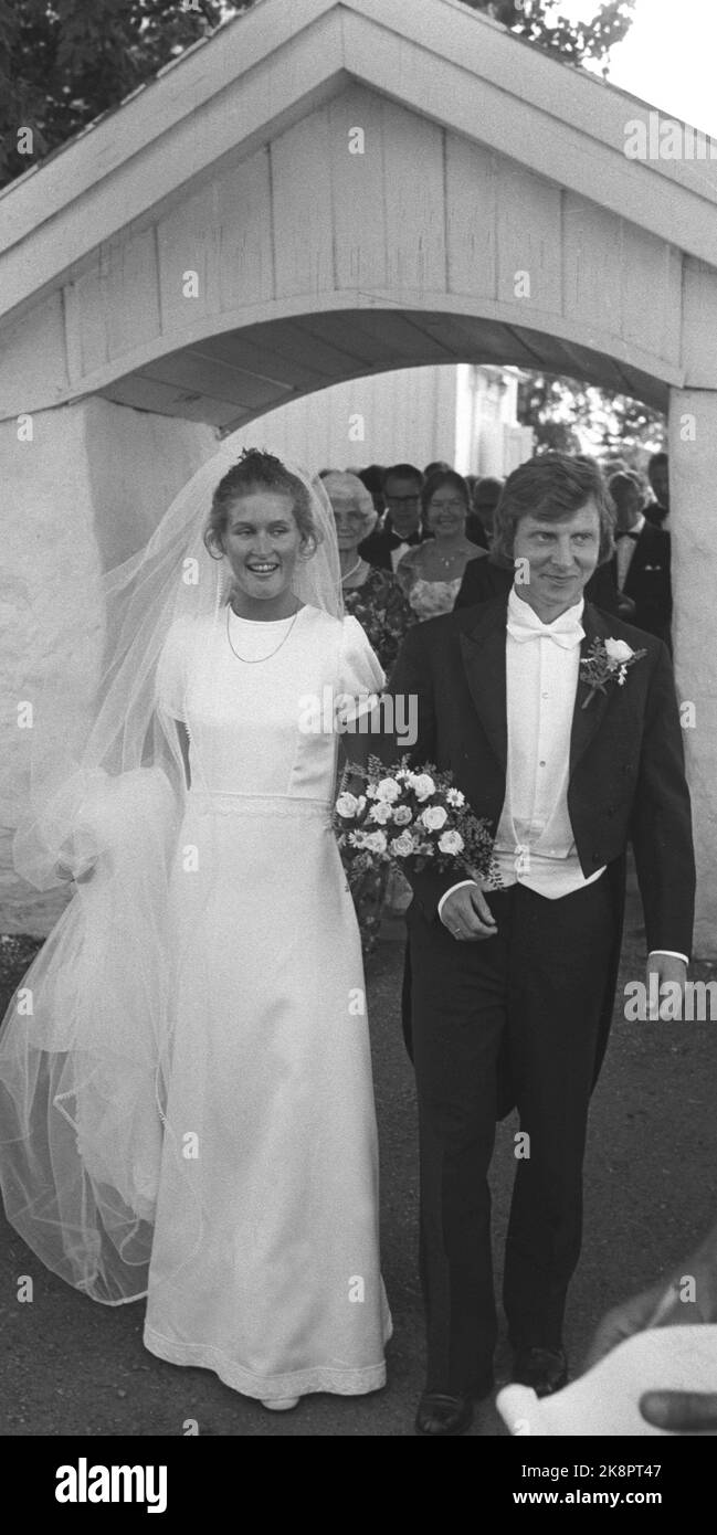 Jessheim Juli 1975: Der Geiger Arve Tellefsen heiratet in der Hovin-Kirche in Jessheim mit dem Flugbegleiter Gunn Andersen. Foto: Paul Owsen NTB / NTB Stockfoto