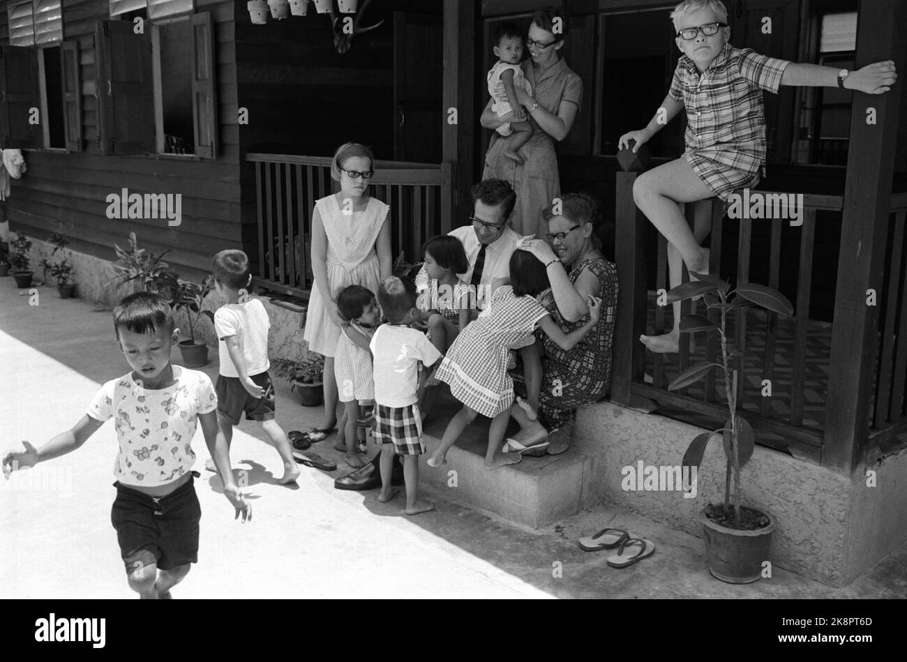 Bangkok 12. Juni 1965, Thailand. Norwegisches Waisenhaus im Dschungel Thailands. Das Missionar Anne und Aage Torp betreiben eine Missionsstation westlich von Bangkok. Es gibt ein kleines Waisenhaus, in dem 18 obdachlose Kleinkinder thailändischer und chinesischer Herkunft untergebracht sind. Hier das Ehepaar Torp, ihre Kinder, Liv-Elinor (10 Jahre), Sohn Jan-Aage (8 Jahre) und Missionarin Anna Kristensen, umgeben von glücklichen Kindern. Foto; Sverre A. Børretzen / Aktuell / NTB Stockfoto