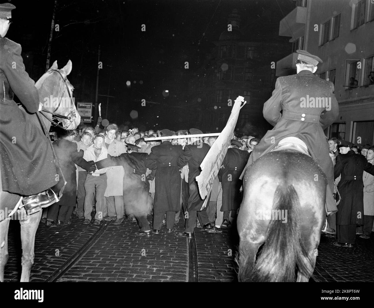 Oslo 19561106 im November zogen sowjetische Truppen nach Ungarn und schnitten die öffentliche Rebellion gegen die sowjetische Herrschaft ab. Massentreffen und Demonstrationen im Universum der sowjetischen Invasion. Polizeibeamte bilden die Kette gegen die Demonstranten. Polizeipferde in Aktion. Foto: NTB / NTB Stockfoto