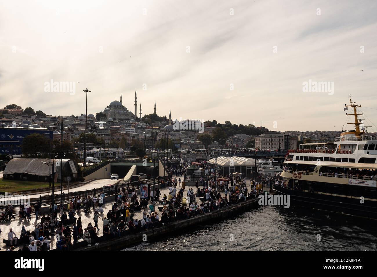 Blick auf die Menschen auf dem Sirkeci-Platz und die historische Moschee in Eminonu in Istanbul. Stockfoto