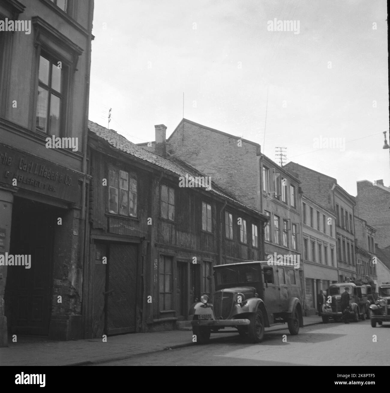 Oslo 19510609 Oslo. Straßenbild aus Oslo. Hier stehen Autos vor zweistöckigen Holzhäusern und Gebäuden aus verputzten Ziegeln aus dem späten 1800s. Foto: Stage / NTB / NTB Stockfoto