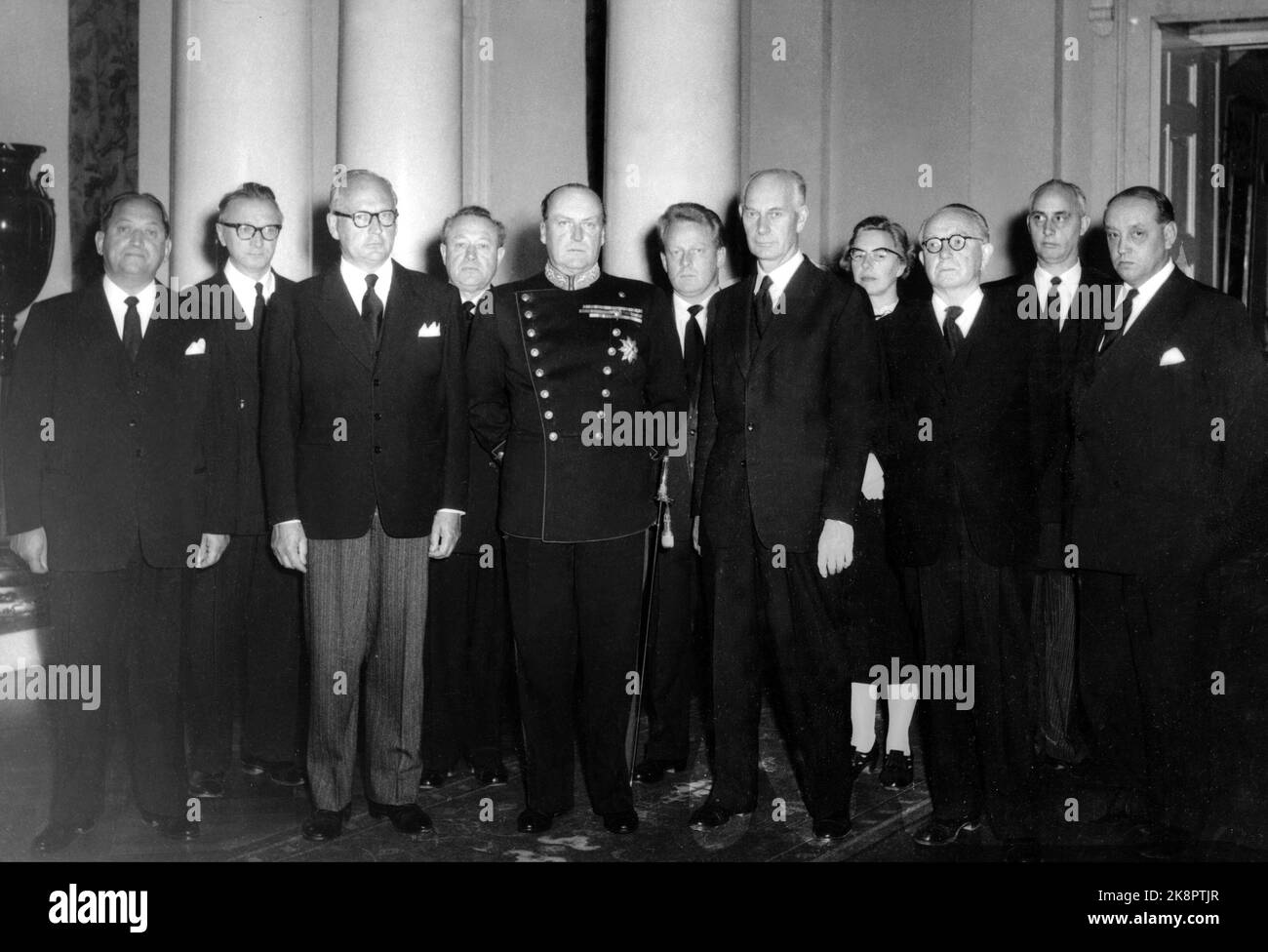 Oslo 19570921. König Olav - erster Minister im Schloss um 0600 Uhr nach dem Tod von König Haakon. Zum Beispiel die Minister Nils Handal, Harald Løbak, Halvard M. lange, Gunnar Braathen, König Olav V., Staatsminister Gudmund Harlem, Premierminister Einar Gerhardsen, Staatsminister Åse Bjerkholt, Birger Bergersen, Staatssekretär Leif Eastern und Staatsminister. NTB Stock Foto: Carlmar Stockfoto