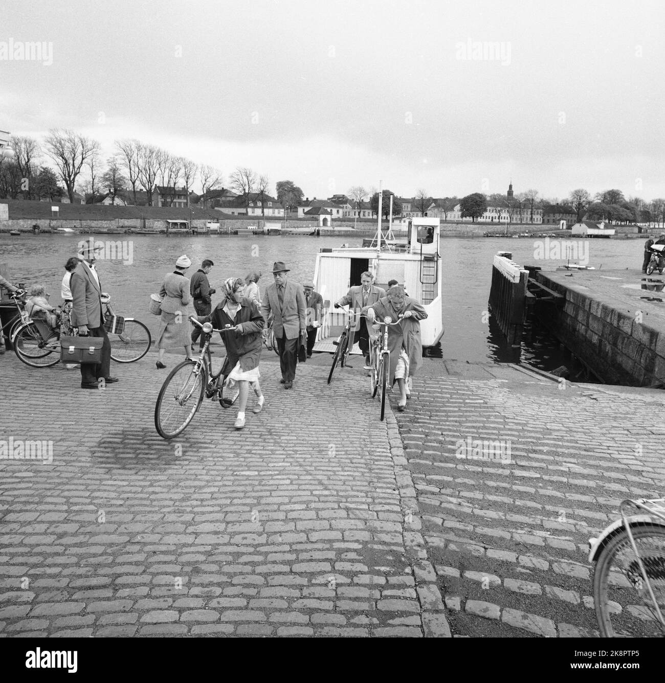 Fredrikstad 19590530 'Touristidylll aus dem Jahr 1567' die einzige erhaltene Festungsstadt der nordischen Region - erbaut im Regenschirm, heute eine große, friedliche Idylle - liegt in Fredrikstad. Männer und Frauen, einige mit dem Fahrrad, kommen von der kleinen Fähre, die zwischen der Altstadt und dem modernen Fredrikstad verkehrt. Foto; Aage Storløkken / Aktuell / NTB NB! Foto wurde nicht behandelt! Stockfoto