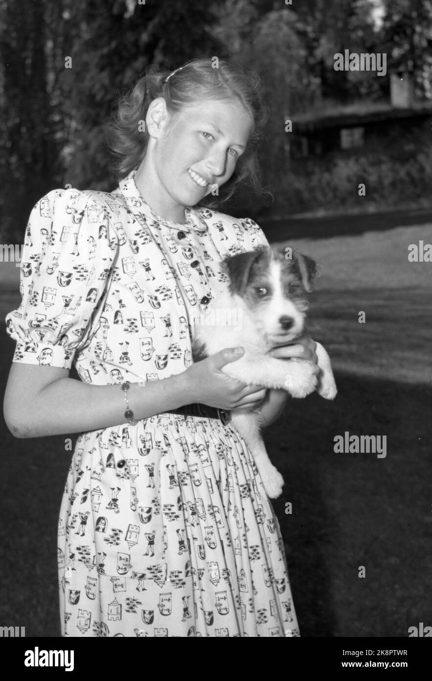 Asker 19460524. Die Kronprinzenfamilie fotografierte in Skaugum. Hier sehen wir Prinzessin Vrasta mit dem Familienhund. Foto: NTB Archive / NTB Stockfoto