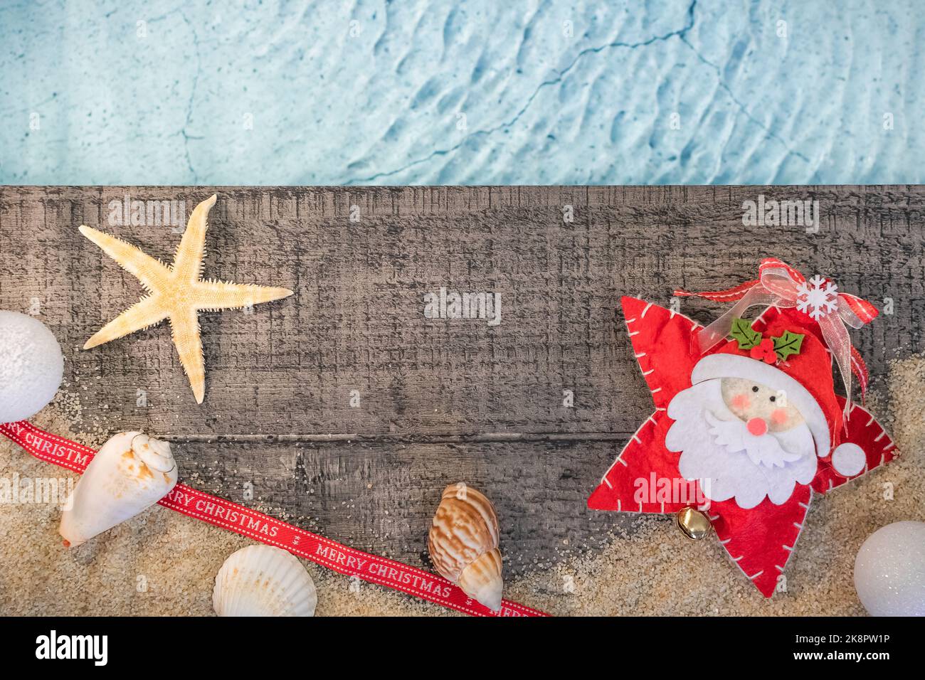 Frohes neues Jahr 2023 Konzept mit einer Schale und einem Seestern am Pool. Winterurlaub in der Sonne. Stockfoto