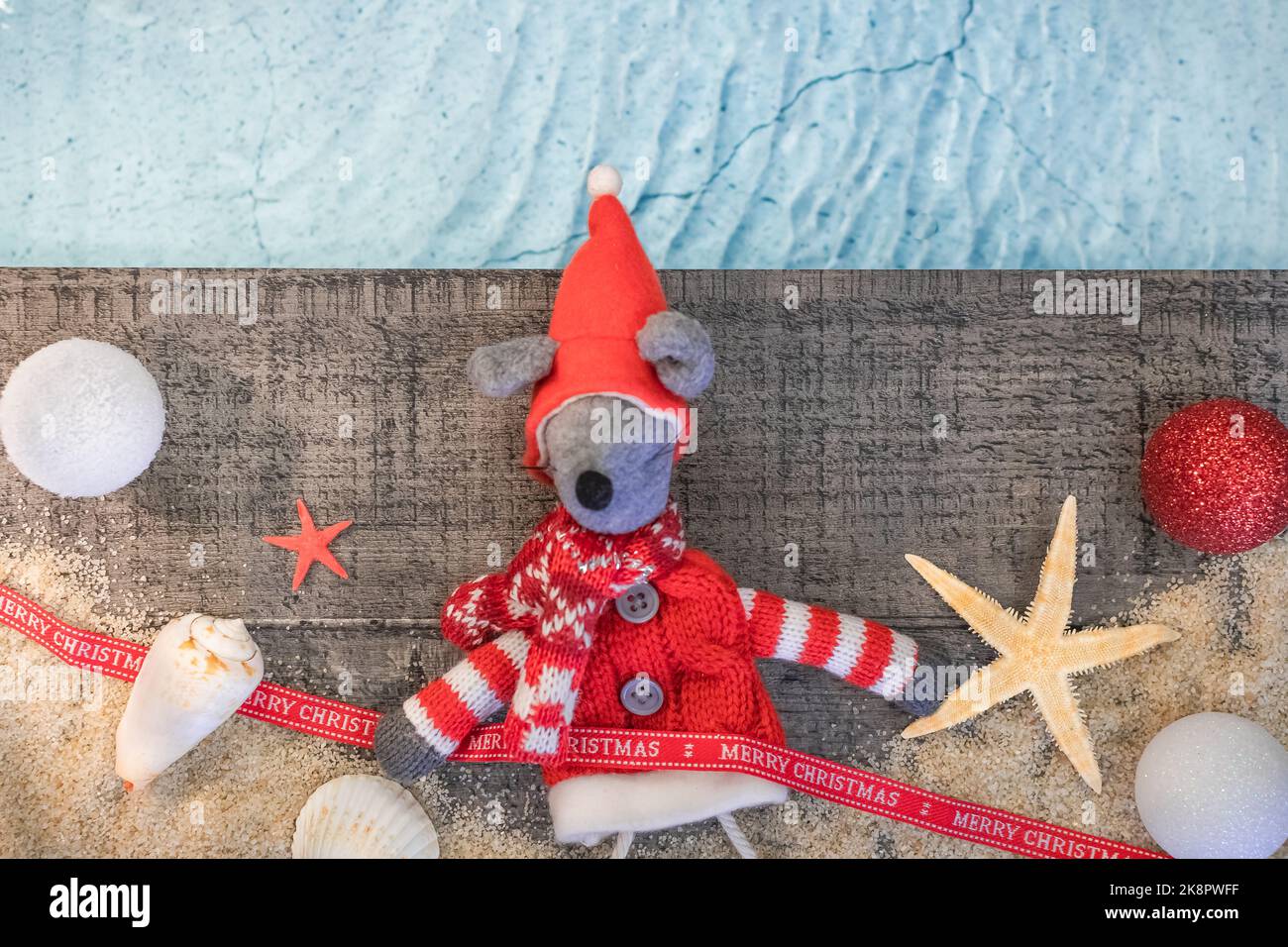 Frohes neues Jahr 2023 Konzept mit einer Schale und einem Seestern am Pool. Winterurlaub in der Sonne. Stockfoto