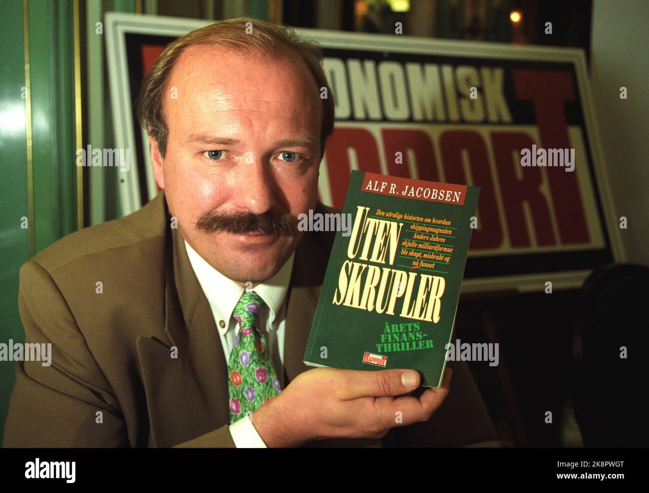 Der journalist alf r jacobsen stellt das buch vor Fotos und