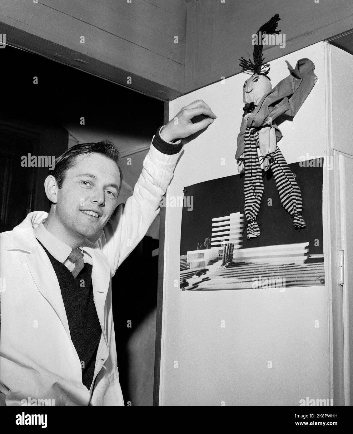 Oslo 19590314 Architekt Kjell Lund, auch bekannt als Autor unzähliger Shows für die Kinderstunde, zeigt hier seine Vielfalt: Ein Entwurf des Asker City Hall ist mit einer Puppe in seinem Büro verbunden. Foto: NTB / NTB Stockfoto