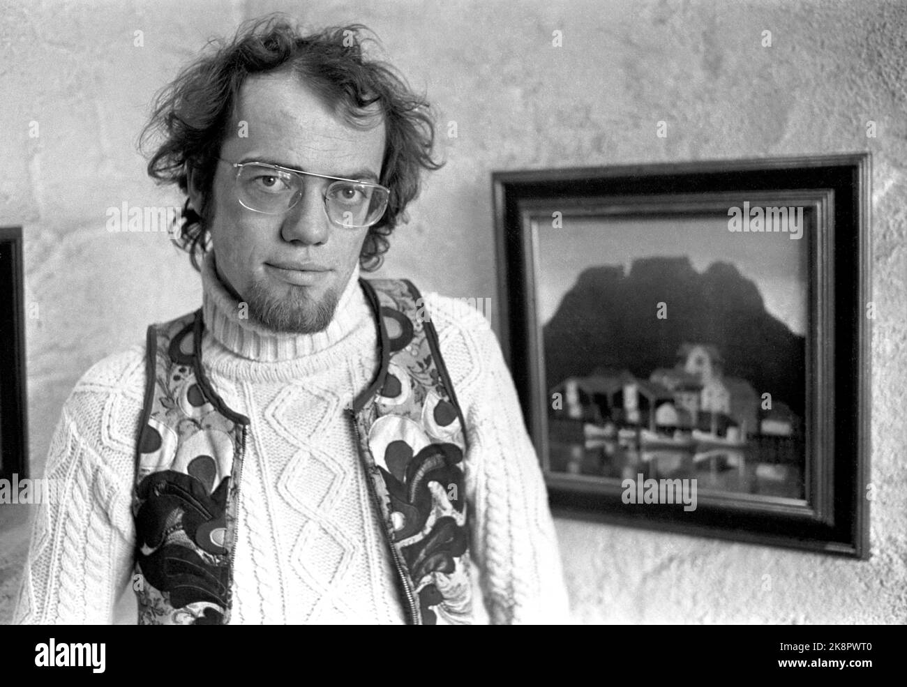 Oslo 19720320: Der Kunstmaler Jan Harr aus Harstad eröffnet im März 1972 eine Ausstellung in der Galerie 27 in Oslo. Bereits am ersten Tag wurde die Hälfte seiner 20 Bilder verkauft. Die Nationalgalerie, die Nationalgalerie und der Norwegische Kulturrat sicherten sich jeden Stand und so ist der 26-Jährige einer der jüngsten Künstler des Landes, der in der Nationalgalerie vertreten ist. Hier fotografierte der Künstler vor dem Gemälde, das die Nationalgalerie gekauft hat - ein naturalistisches Motiv aus Lofoten. Foto: Jan Dahl / NTB / NTB Stockfoto