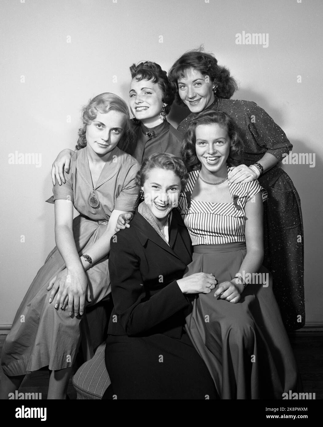 Oslo 1954. „Neun neue Filmgesichter.“ Dieser Strauß neuer, junger Talente im norwegischen Film begrüßt die „Current“-Leser zur herbstlichen Filmsaison. In der hinteren Reihe von: Gudrun Waadeland (spielt Korrekturlesung in Skouens 'IT Burns Tonight') Anita Thallaug (Filmdebüt 'in the Name') und Grete Nordrå (Gunvor im Film 'Trost in the Roof Lamp'). Vorne: Karin Hox ('Never Other than Noise') und Vigdis Røising ('Never Other than Noise'). Foto: Sverre A. Børretzen Stockfoto