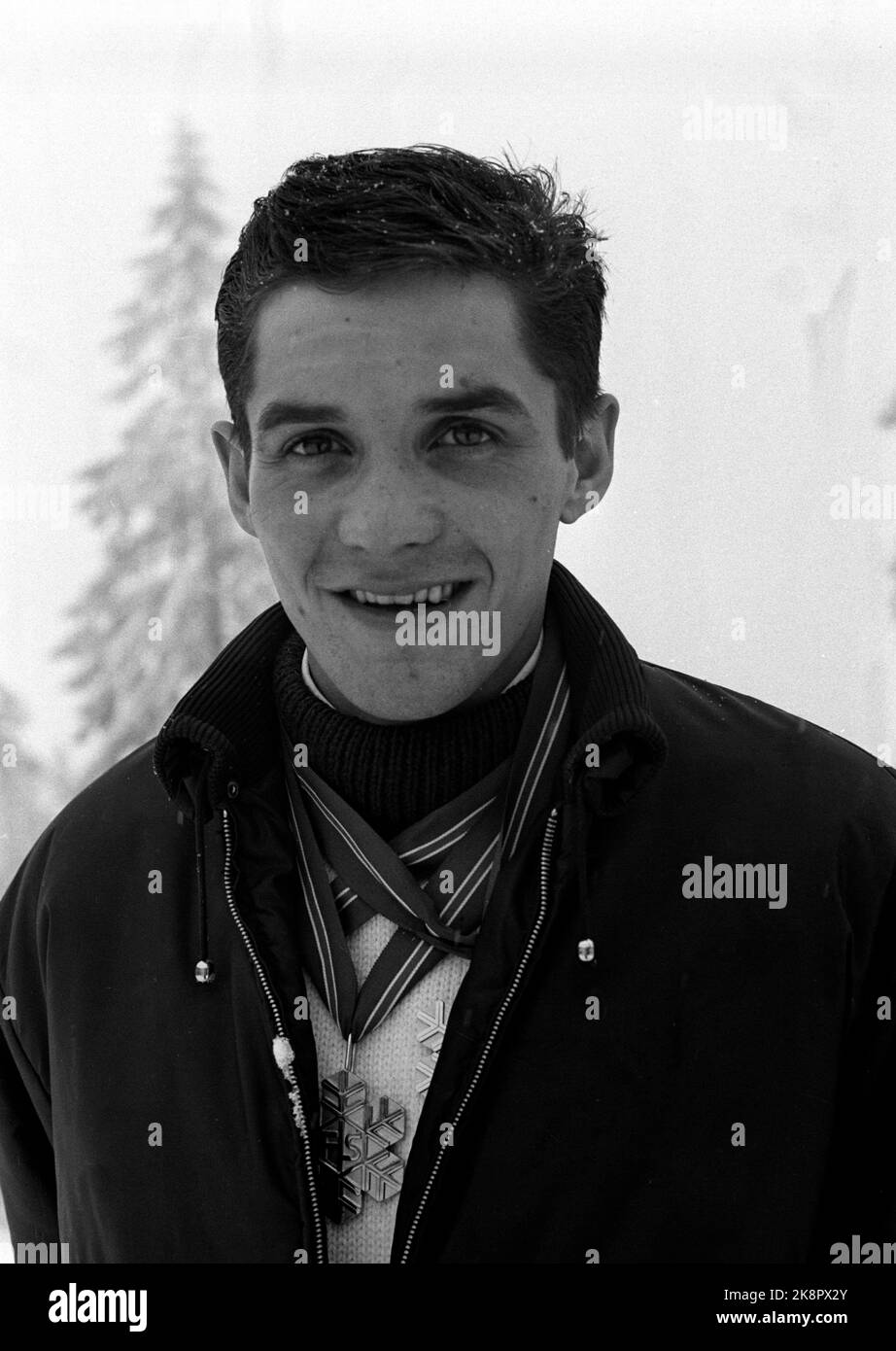 Oslo Februar 1966 WM in Holmenkollen. Der WM-König war der norwegische Gjermund Eggen, der drei Goldmedaillen mit 15 Kilometern, 50 Kilometern und Staffel holte. Hier das Ei mit den drei Goldmedaillen sicher in der Jacke. Foto: Current / NTB Stockfoto