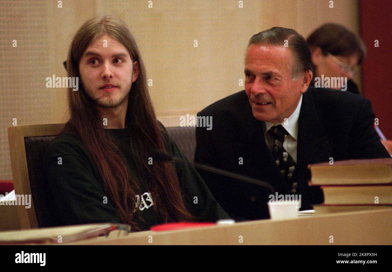 Varg Vikernes (auch „Graf“ genannt) im Gespräch mit dem forensischen Psychiater Karl-Ewerth Horneman am Freitag im Gerichtssaal. Hornemann glaubt, dass die Vikernes durch schlecht entwickelte Seelenfähigkeiten gekennzeichnet sind, dass er aber während des Satzes die Möglichkeit hat, sich positiv zu entwickeln. 32497 Foto: Jon Eeg Stockfoto