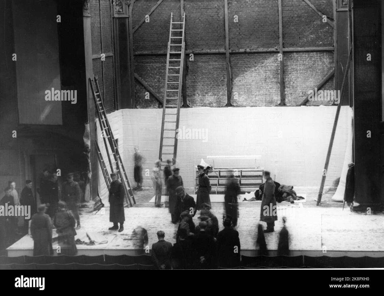 Oslo 19431128. Universität Oslo; Es hat Feuer im Auditorium gegeben. Menschen in Uniformen, von der Gestapo und der Staatspolizei werden versammelt, um die Zustände zu untersuchen. Foto: NTB / NTB Stockfoto