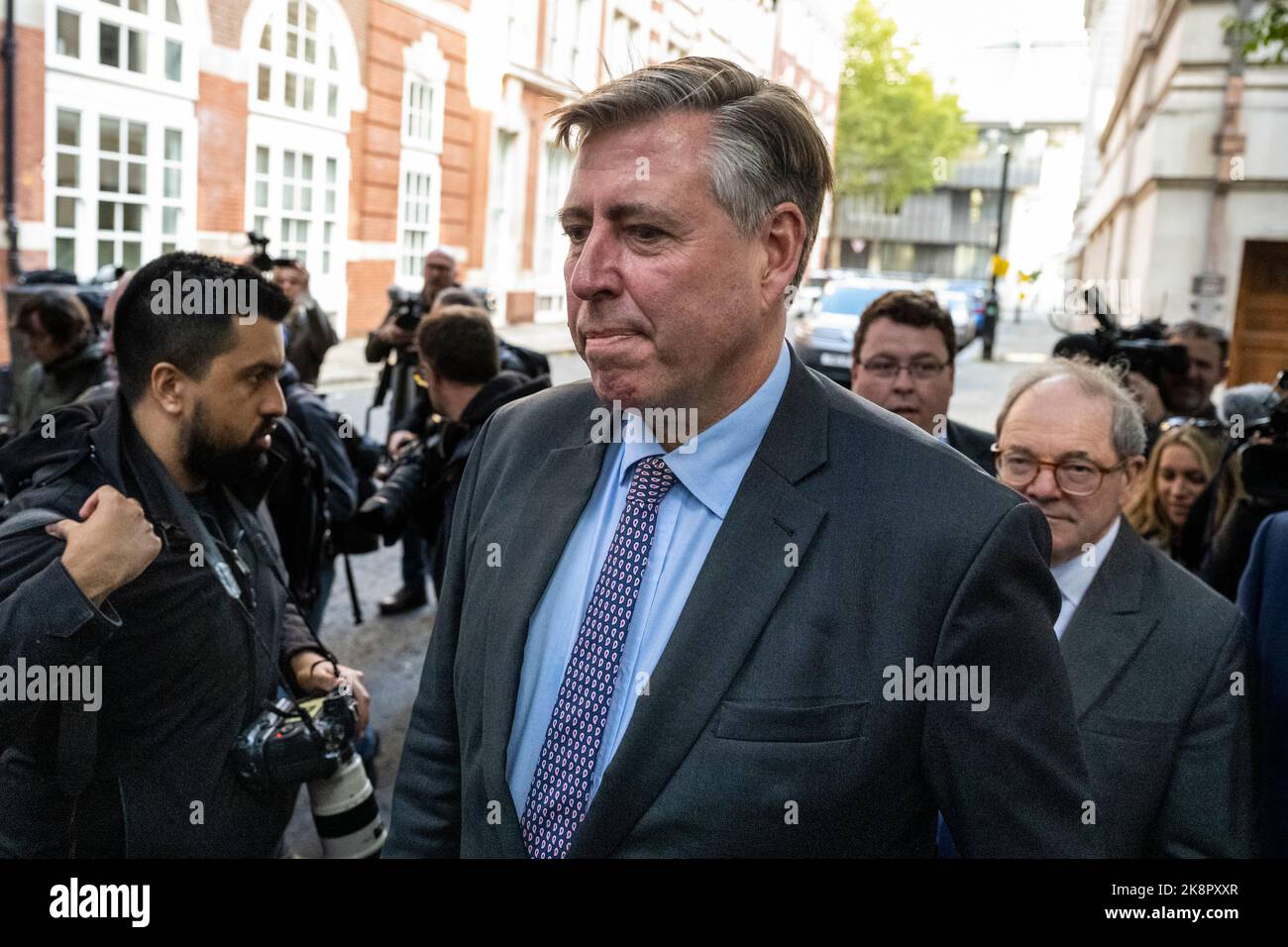 London, Großbritannien. 24. Oktober 2022. Sir Graham Brady, Vorsitzender des Ausschusses 1922, wartet auf die Ankunft des Abgeordneten Rishi Sunak im Hauptquartier der Konservativen Partei, nachdem er die Nominierung zum Vorsitzenden der Konservativen Partei gewonnen hat, und ist der neue Premierminister, nachdem Liz Truss zurückgetreten ist. Kredit: Stephen Chung / Alamy Live Nachrichten Stockfoto