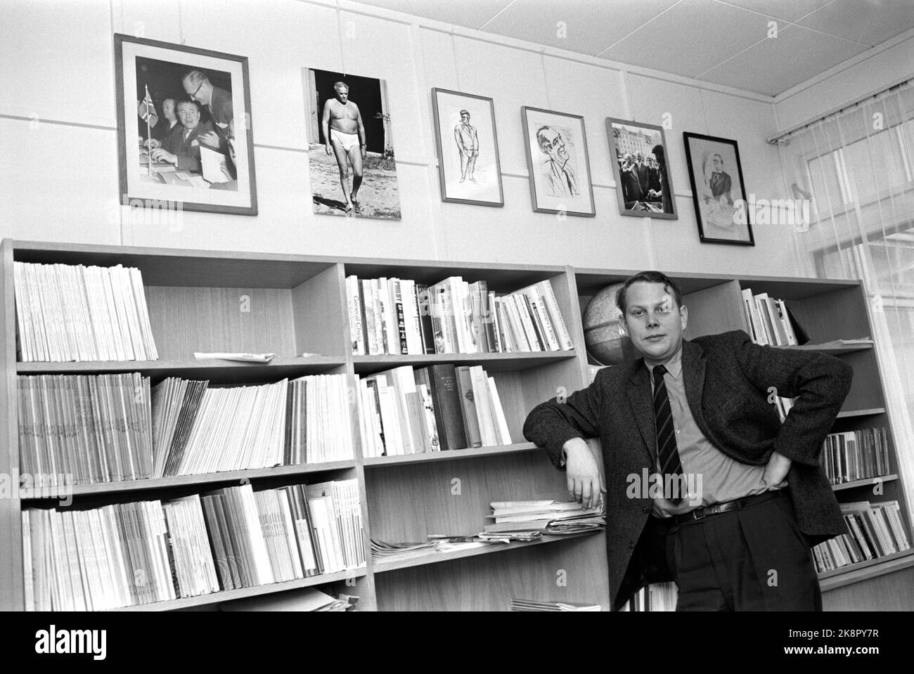 Oslo April 1970 Leiter der politischen Abteilung in Dagbladet, Redaktionssekretär Arve Solstad. In seinem Büro am Bücherregal stehend. Foto: Ivar Aaserud / Aktuell / NTB Stockfoto