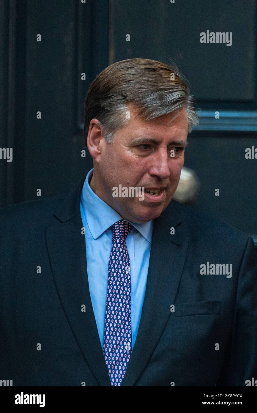 London, Großbritannien. 24. Oktober 2022. Sir Graham Brady, Vorsitzender des Ausschusses 1922, verlässt das Amt, nachdem er den Abgeordneten Rishi Sunak im Hauptquartier der Konservativen Partei begrüßt hatte, nachdem er die Nominierung zum Vorsitzenden der Konservativen Partei gewonnen hatte und nach dem Rücktritt von Liz Truss der neue Premierminister ist. Kredit: Stephen Chung / Alamy Live Nachrichten Stockfoto