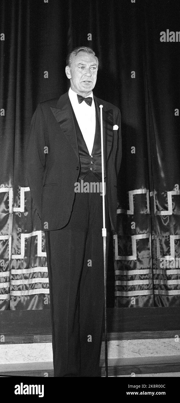 Oslo 19550420. Filmschauspieler / Filmheld Gary Cooper bei norwegischen Besuchen zur Premiere seines neuesten Films 'Vera Cruz'. Hier spricht Cooper im Zusammenhang mit der Premiere mit dem Kinopublikum im Coliseum. Foto: Gerald Pagano / Current / NTB Stockfoto