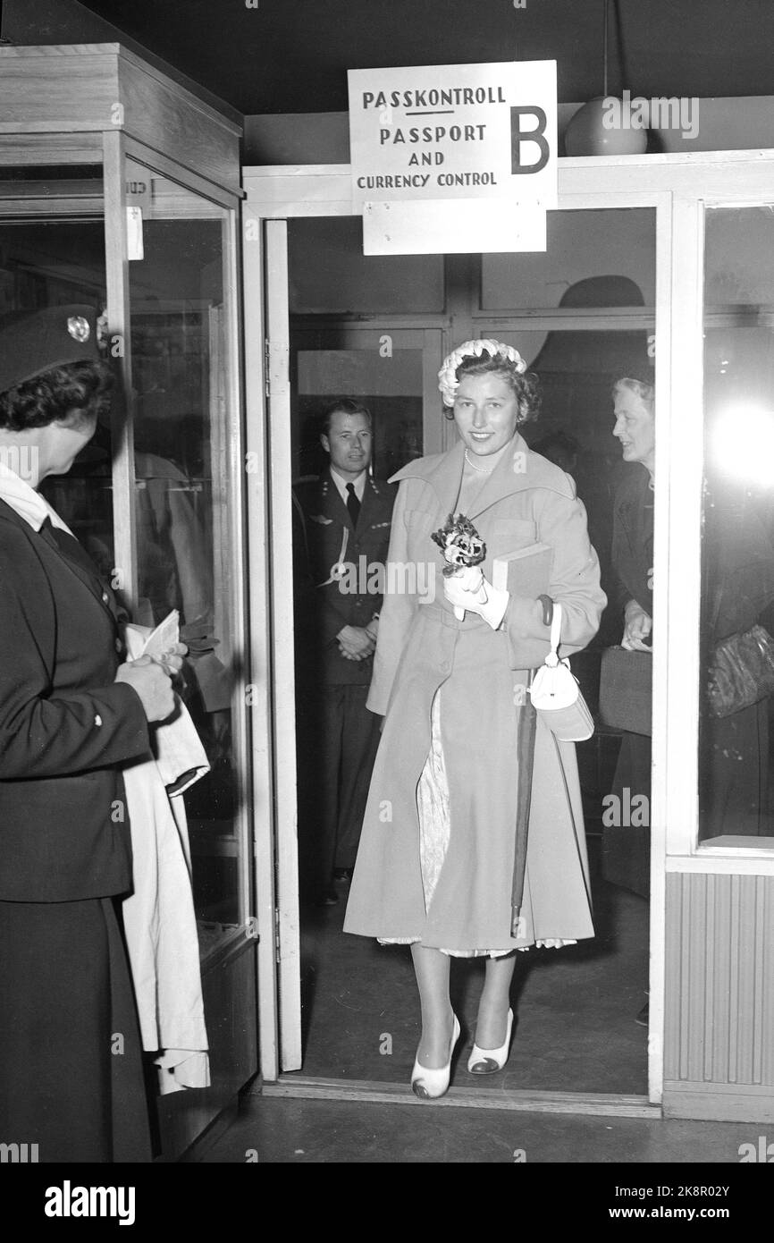 Oslo 19520703. Prinzessin von der englischen Heimat. Von 1950 bis 1952 studierte sie in Oxford. Hier auf dem Weg durch die Passkontrolle. Mütze und Mantel. Unterschreiben Sie die Passkontrolle. NTB-Archiv/ntb Stockfoto
