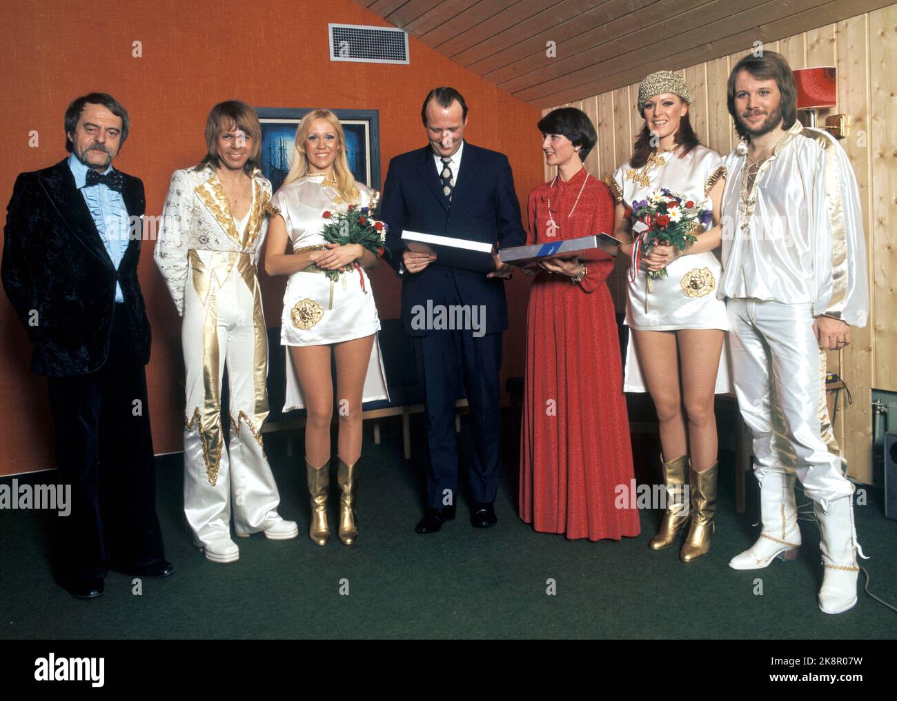 Oslo 1977-01-28: Die schwedische Popgruppe ABBA beginnt ihre Konzertreise mit einem Konzert in Ekeberghallen, am 28. Januar 1977. ABBA besteht aus Anni-Frid Lyngstad (Frida), Agnetha Fältskog, Björn Ulvaeus und Benny Andersson. Hier trifft die Gruppe nach dem Konzert das norwegische Kronprinzenpaar, Kronprinz Harald und Kronprinzessin Sonja. Recht auf v. Manager Stig 'Stikkan' Andersson. /Stig Andersson/ Foto: Oddvar Walle Jensen / NTB / NTB Stockfoto