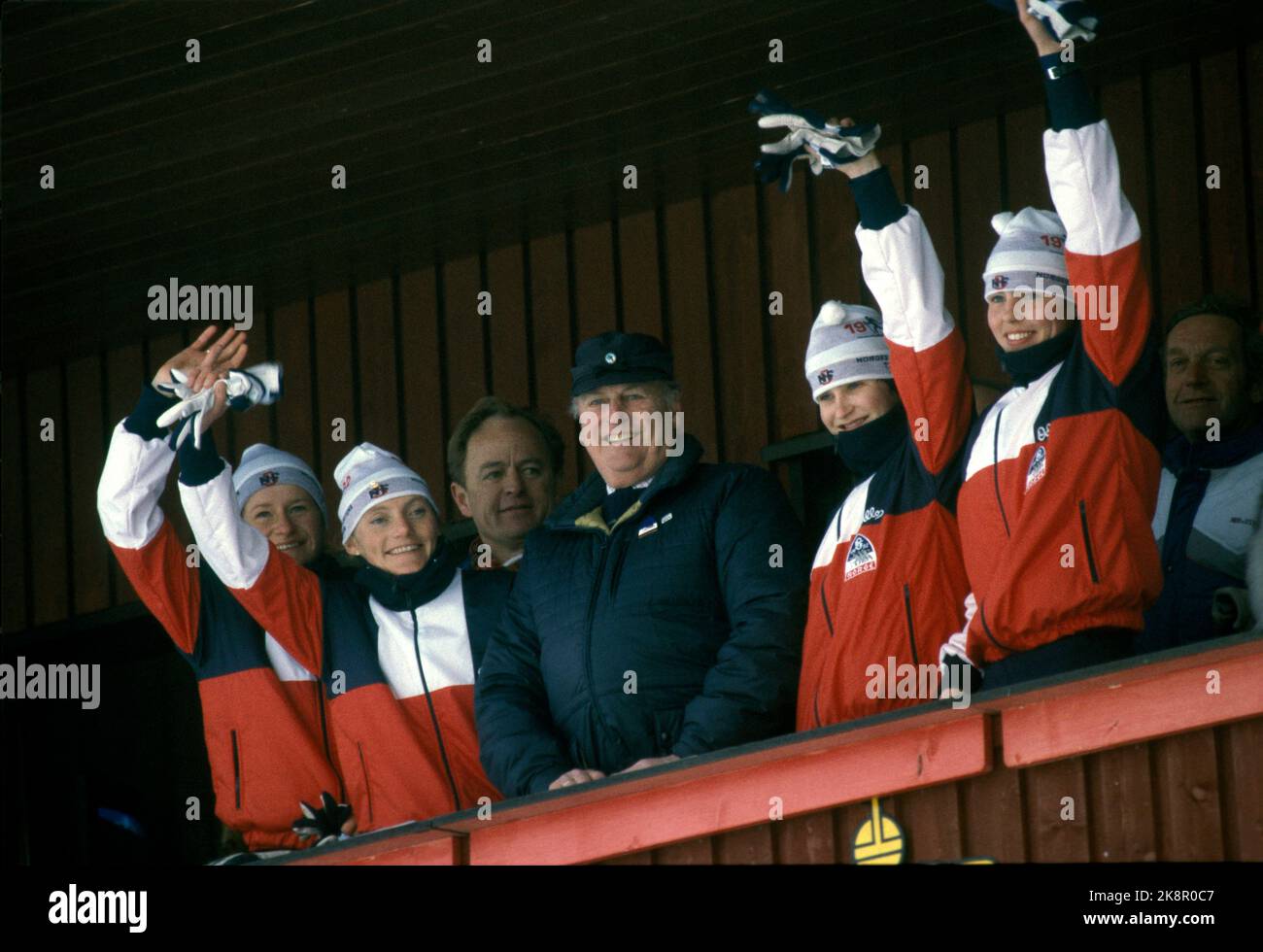 Oslo 19820224. Ski World Cup 1982, Langlauf, Frauen, Staffel. Die norwegischen Teamsieger der Frauen-Staffel während der WM in Holmenkollen. Hier erhalten sie König Olavs Herzlichen Glückwunsch. Aus Richtung Berit Aunli, Anette Bøe, Inger Helene Nybråten und Brit Pettersen: NTB Stockfoto: Erik Thorberg / NTB Stockfoto