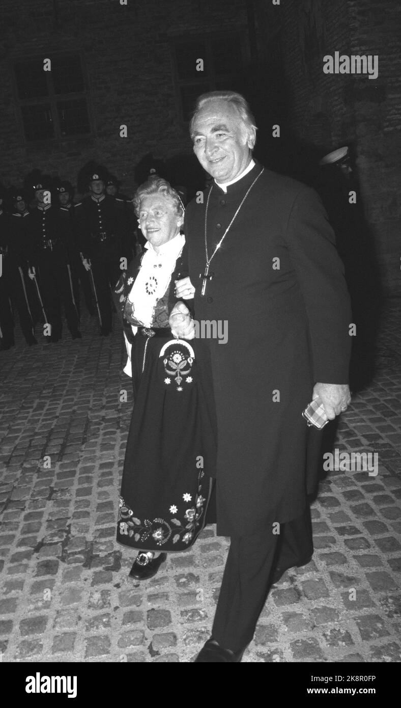 Oslo 19870921. 30.-jähriges Jubiläum von König Olav als Monark (1957-1987). Vom Abendessen der Regierung für König Olav im Schloss Akershus. Bischof Andreas Aarflot und Frau kommen beim Abendessen in Akershus an. Foto: Morten Hvaal NTB / NTB Stockfoto