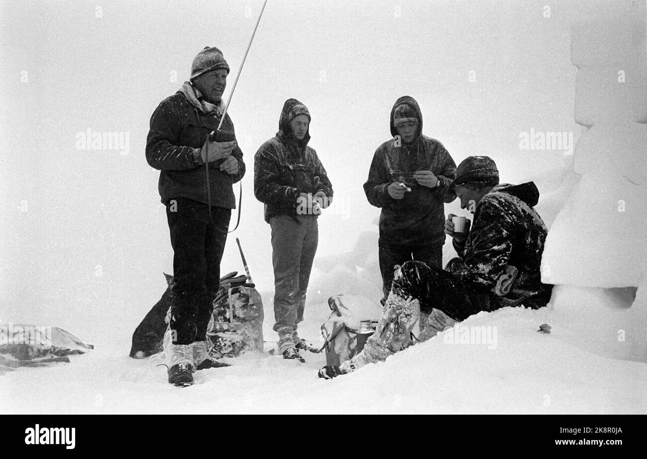 Jotunheimen März 1967. Ostern 1967 wurde zum schlimmsten Unfall aller Zeiten. 16 Menschen starben im Schnee auf dem Osterberg. Hier von der Rettungsaktion in Kloktingstind in Jotunheimen, bei der vier getötet und drei nach einer Horrornacht in Stürmen gerettet wurden. Hier Rettungsmannschaften, Lom und Bøverdalen Rotes Kreuz-Hilfskorps. Foto: Henrik Laurvik / NTB Stockfoto