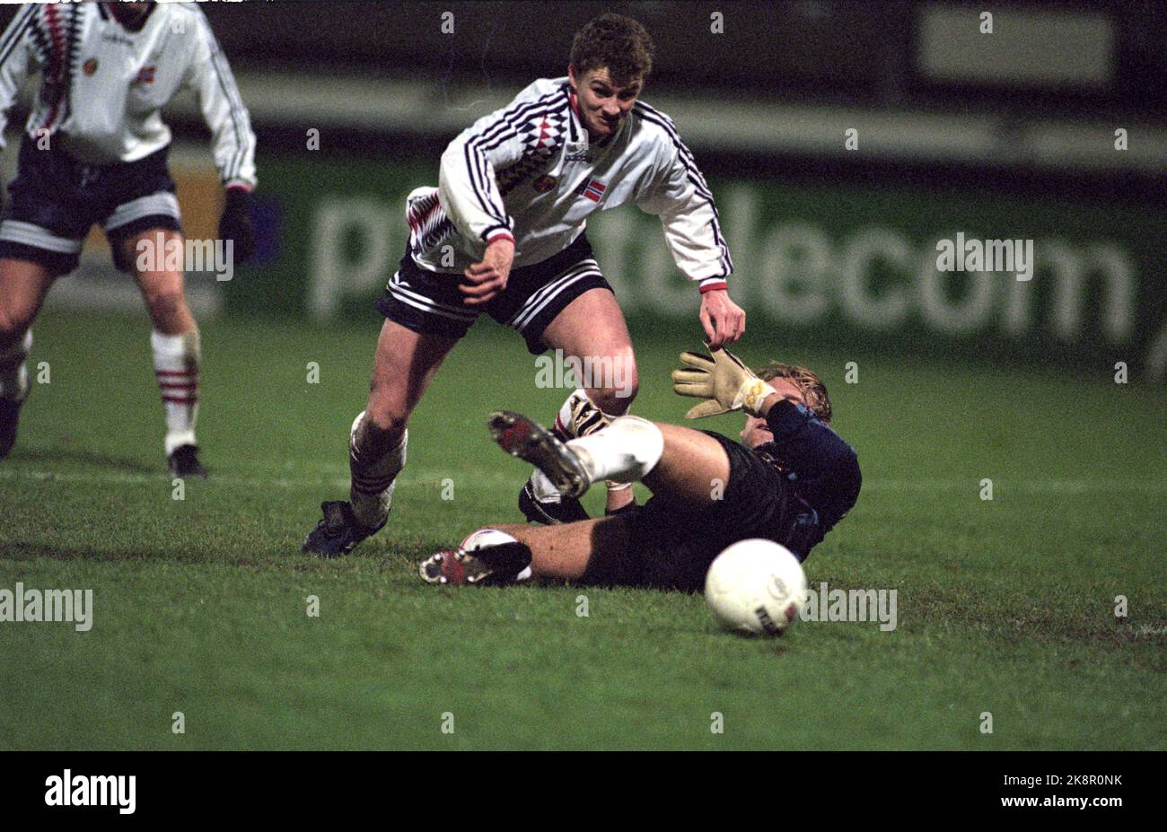 Heerenveen Niederlande 19941114 Olympische Qualifikation für U-21 Teams, Norwegen-Niederlande 1-2. Ole Gunnar Solskjær in Aktion, als er den niederländischen Torhüter Sander Westerveld überlagert und das norwegische Tor schießt. Foto: Aleksander Nordahl / NTB Stockfoto