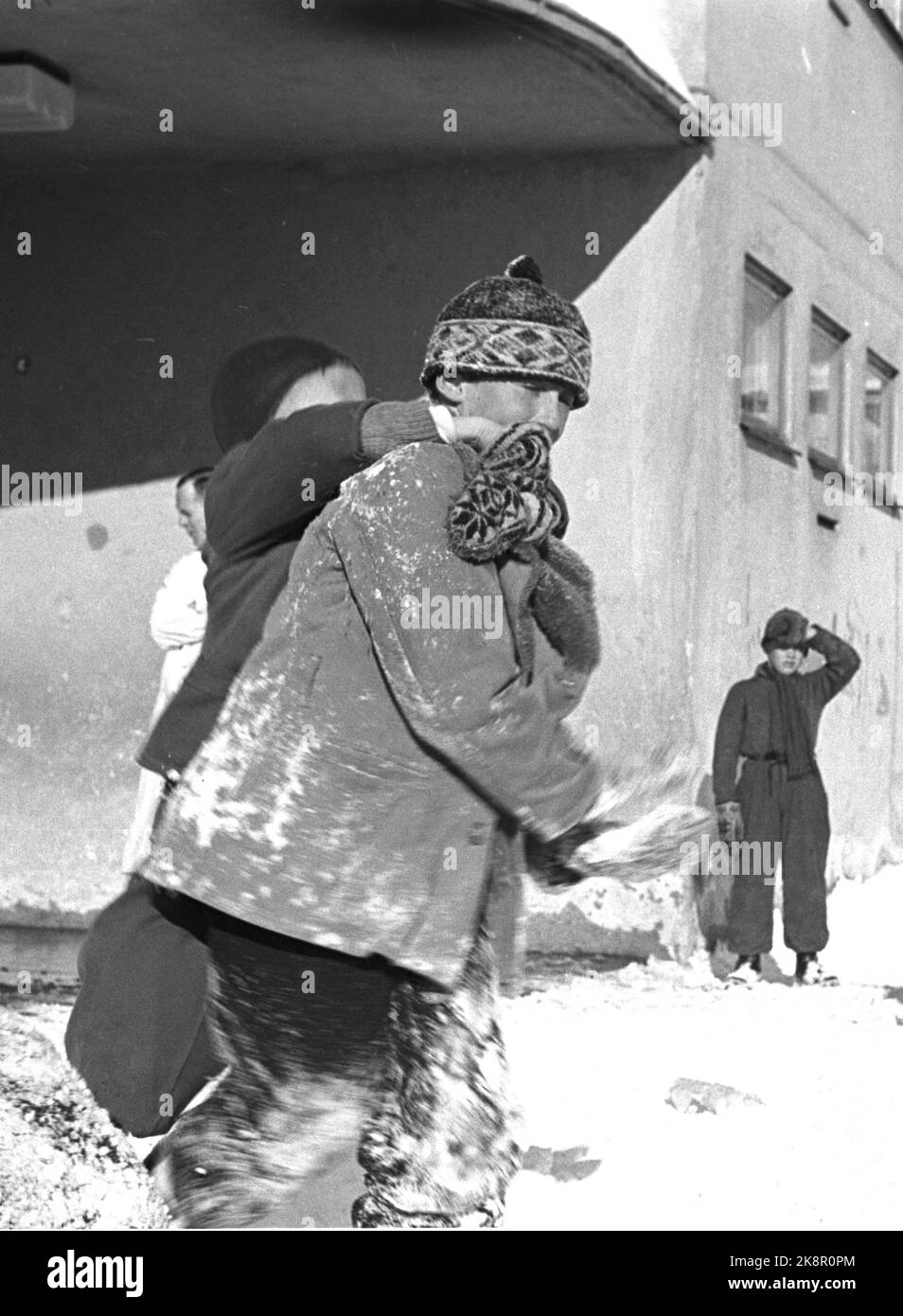 Oslo 19460221. Prinz Harald spielt im Schnee mit seinen Klassenkameraden vor der Smestadschule. Foto: NTB Archive / NTB (Picture Series No. 9. Von 10) Stockfoto