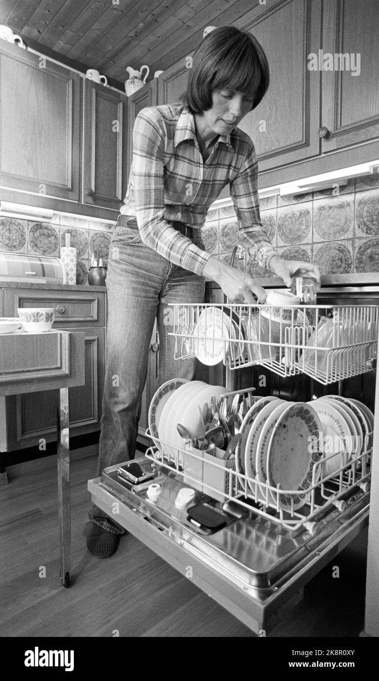 Oslo 1978 Hausfrau stellt in der Küche in der Spülmaschine waschen. Foto: Erik Thorberg / NTB / NTB Stockfoto