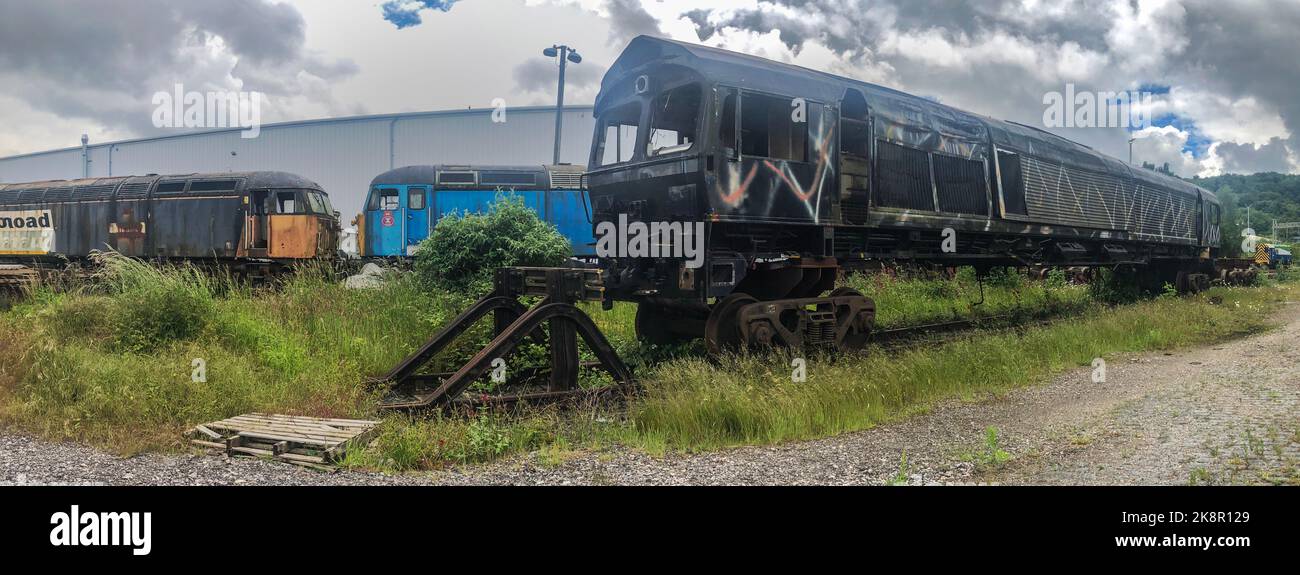 Longport, Stoke on Trent Vereinigtes Königreich 08. Juni 2022, verlassene britische Lokomotiven und Personenwagen auf Eisenbahnschienen mit Gras überwuchert. Decom Stockfoto