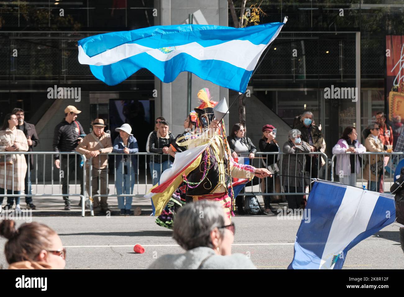 Die Menschen in traditioneller Kleidung winken bei der Hispanic Day Parade in New York City mit der argentinischen Flagge Stockfoto
