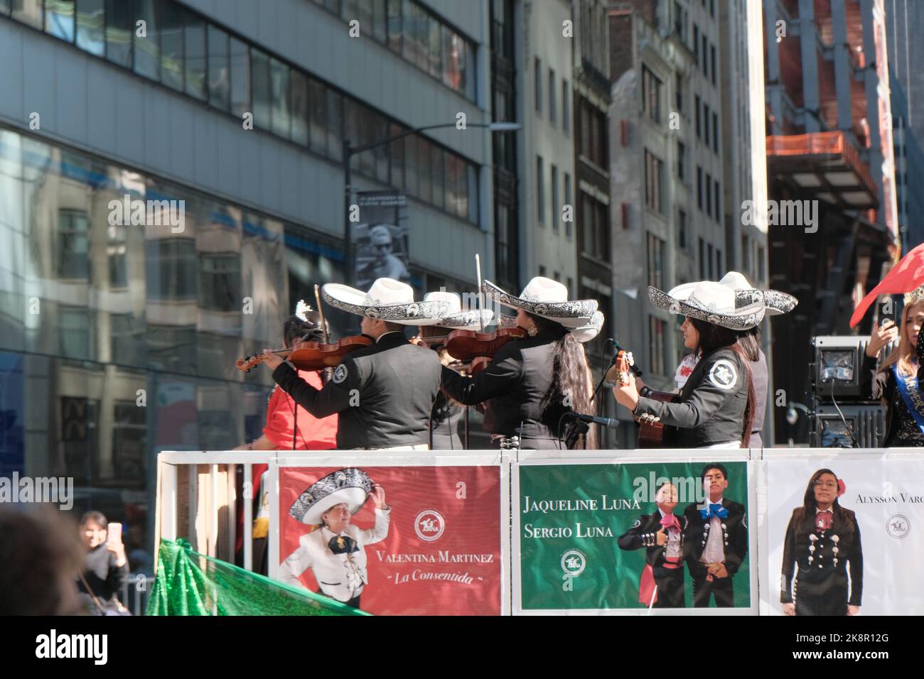 Die Menschen in traditioneller Kleidung und die Hispanic Day Parade unter der Flagge Mexikos in New York City, USA Stockfoto